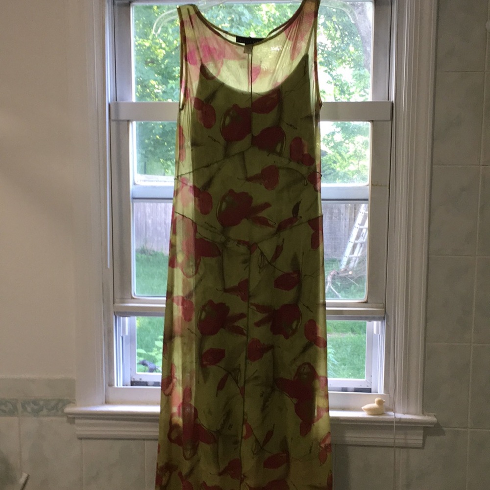 Sleeveless flowing dress with bodice